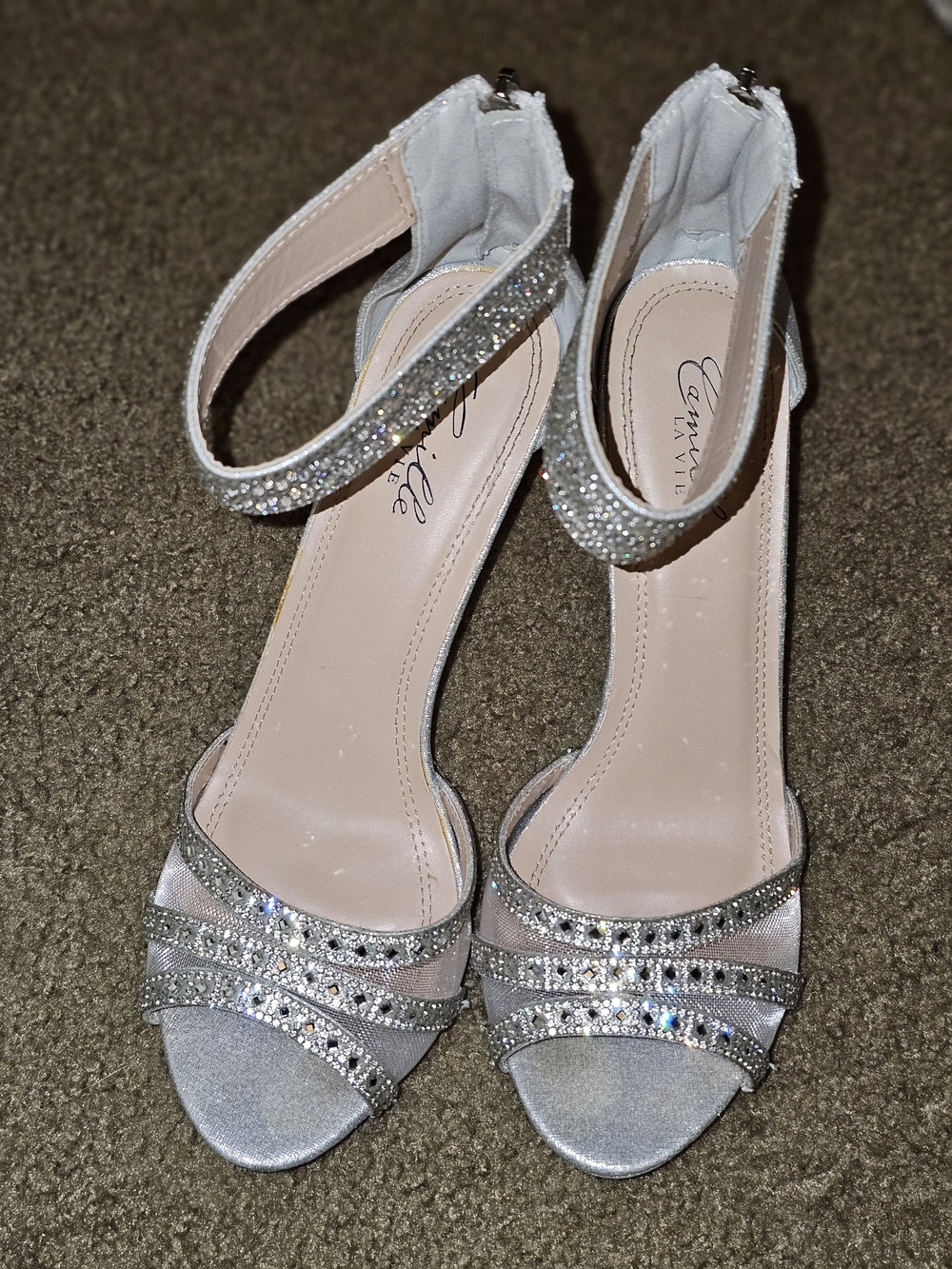 Camille La Vie Silver Rhinestone Open Toe Strappy Stilettos Ankle Strap Size 8.5